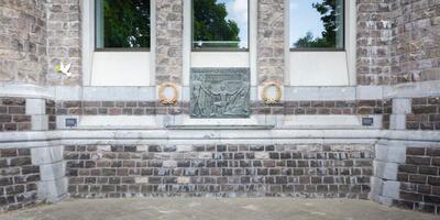 Vredesmonument en gedenkplaat Luitenant-Kolonel Haus