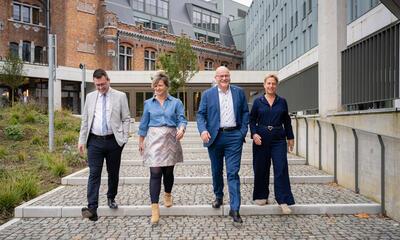 Gedeputeerden op de trappen aan het Provinciehuis