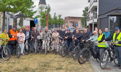 Kurt Moens en groep fietsers