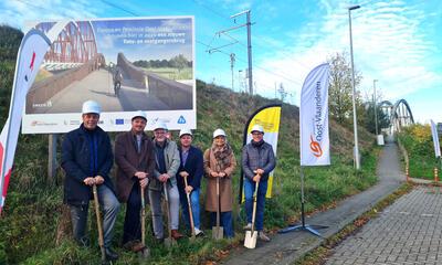 erste spadesteek (vlnr. schepen Jan Vermeulen, burgemeester Rutger De Reu, gedeputeerde Kurt Moens, schepen Bart Van Thuyne, schepen Sofie D'hondt, schepen Bruno Dhaenens)