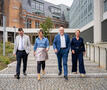 Gedeputeerden op de trappen aan het Provinciehuis