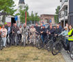 Kurt Moens en groep fietsers