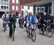 Gedeputeerde Moens op fiets