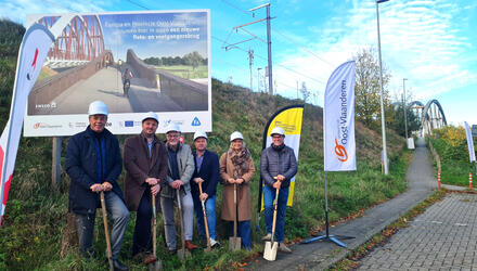 erste spadesteek (vlnr. schepen Jan Vermeulen, burgemeester Rutger De Reu, gedeputeerde Kurt Moens, schepen Bart Van Thuyne, schepen Sofie D'hondt, schepen Bruno Dhaenens)
